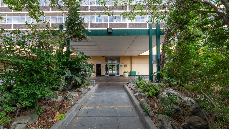 2 Bedroom Property for Sale in Goodwood Central Western Cape